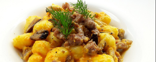 Gnocchi salsiccia nostrana e fungi porcini