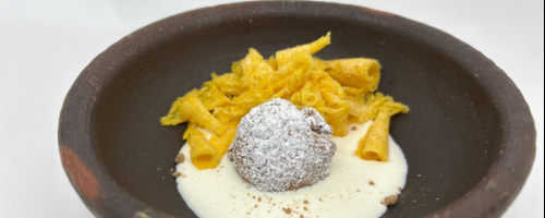 Buñuelo cremoso de platano, sopa de chocolate blanco
