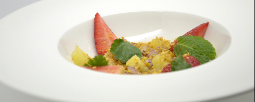 ceviche de langostino, fresa, maiz y piña