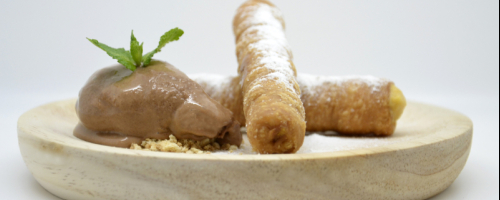 Cañas fritas rellenas de crema de orujo y chocolate helado