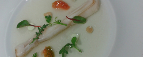 Navajas, caldo vegetal, texturas de tomate y ajo asado