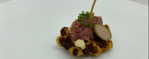 gofre de patata panadera con tartar de ternera gallega