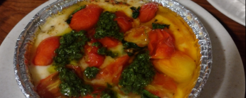 Provoleta tomates confitados y pesto