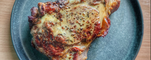 Chuletón a la parrilla con mantequilla de hierbas