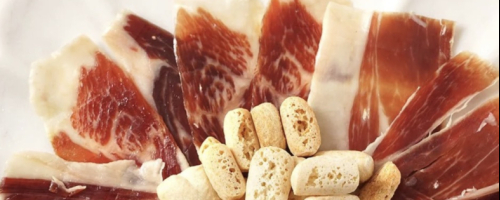 Plato de jamón, almendras y tostas
